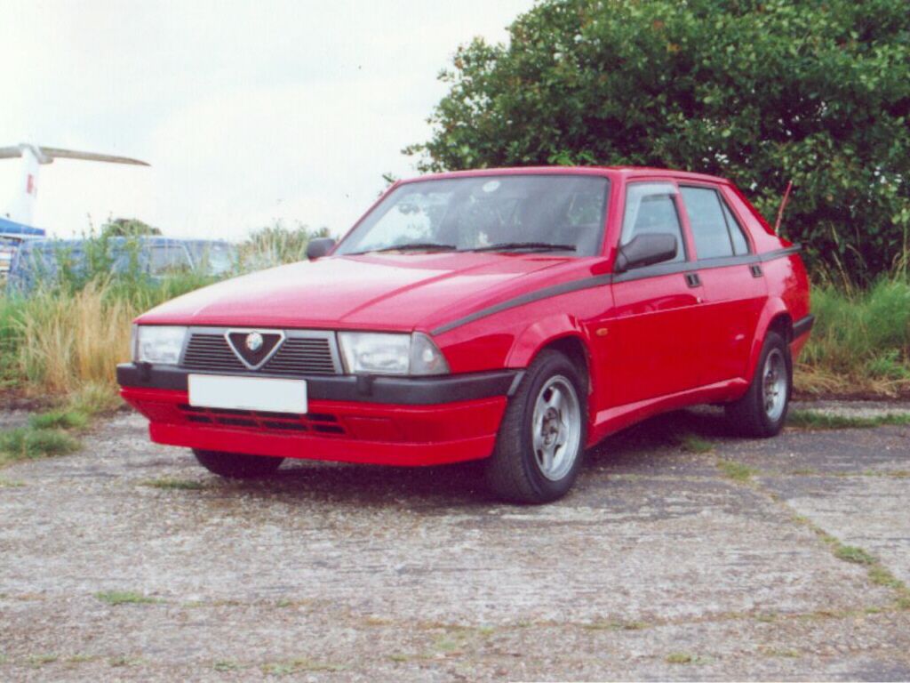 Alfa Romeo 75 - this make take a little while to download
