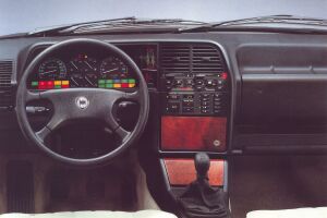 Lancia Thema cockpit